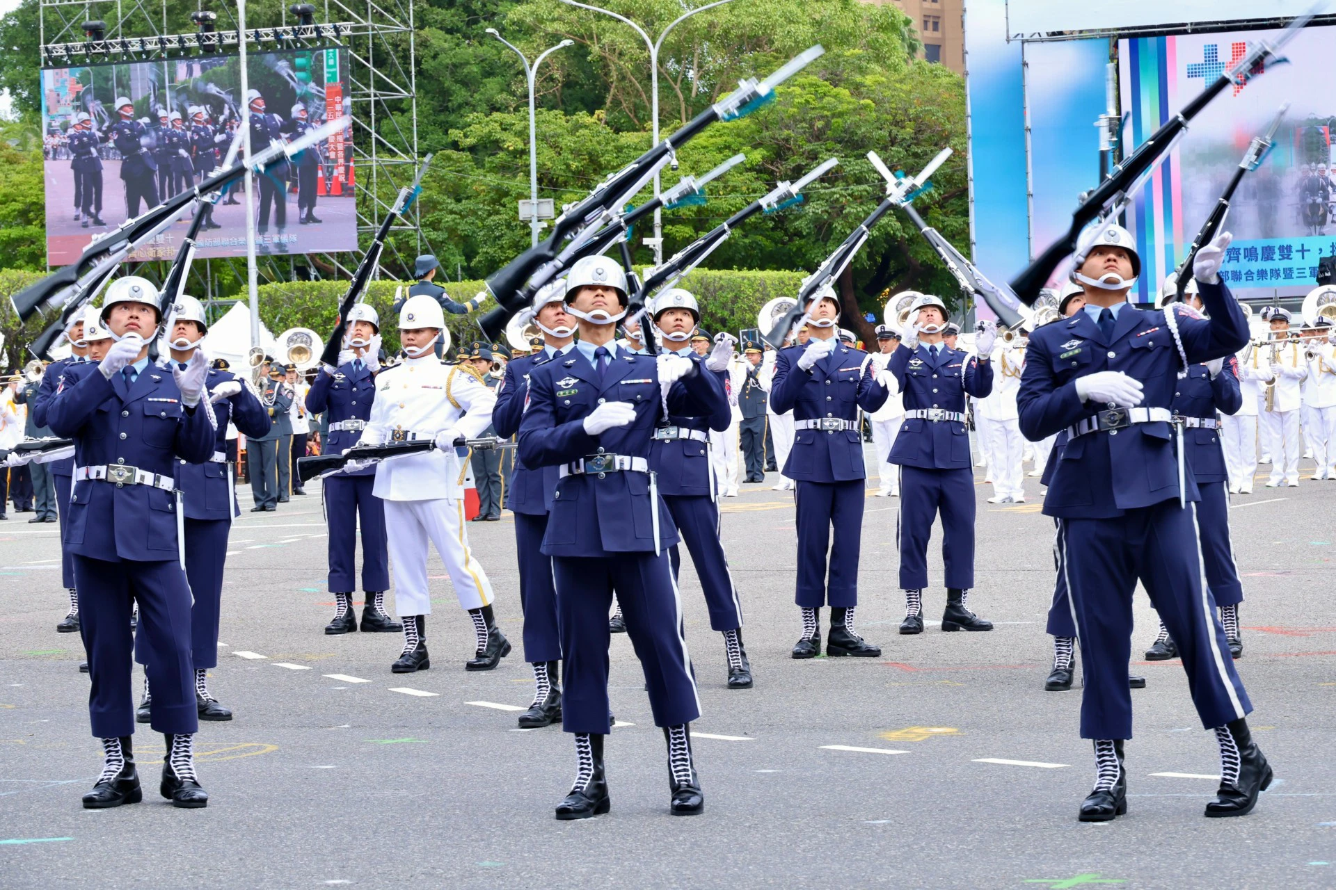 臺鼓號齊鳴慶雙十　攜手齊心衛家邦-國防部聯合樂隊暨三軍儀隊。（王侑聖攝）