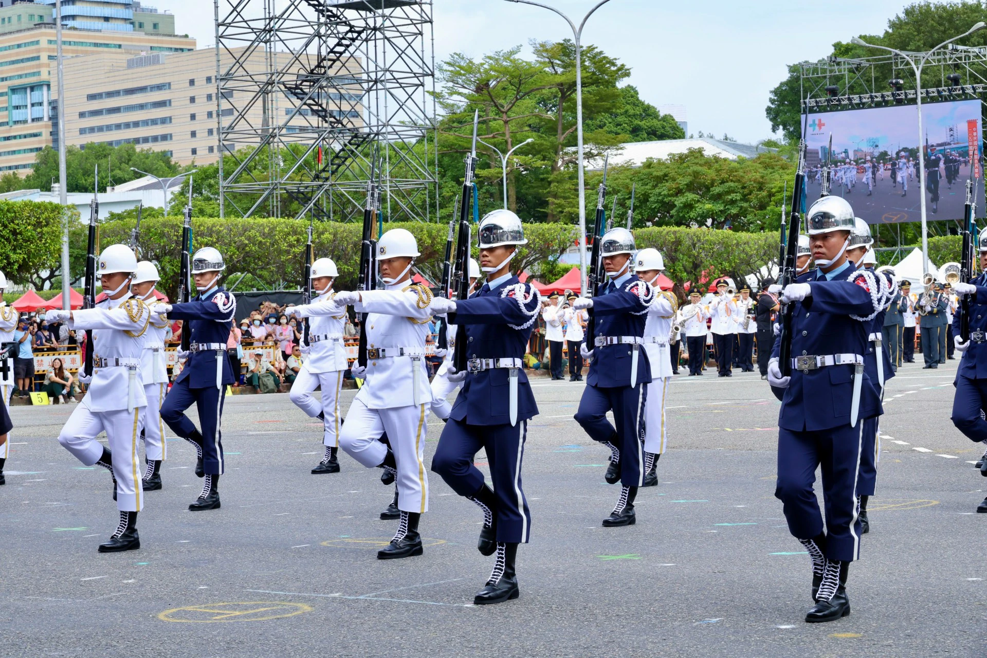 臺鼓號齊鳴慶雙十　攜手齊心衛家邦-國防部聯合樂隊暨三軍儀隊（王侑聖攝）