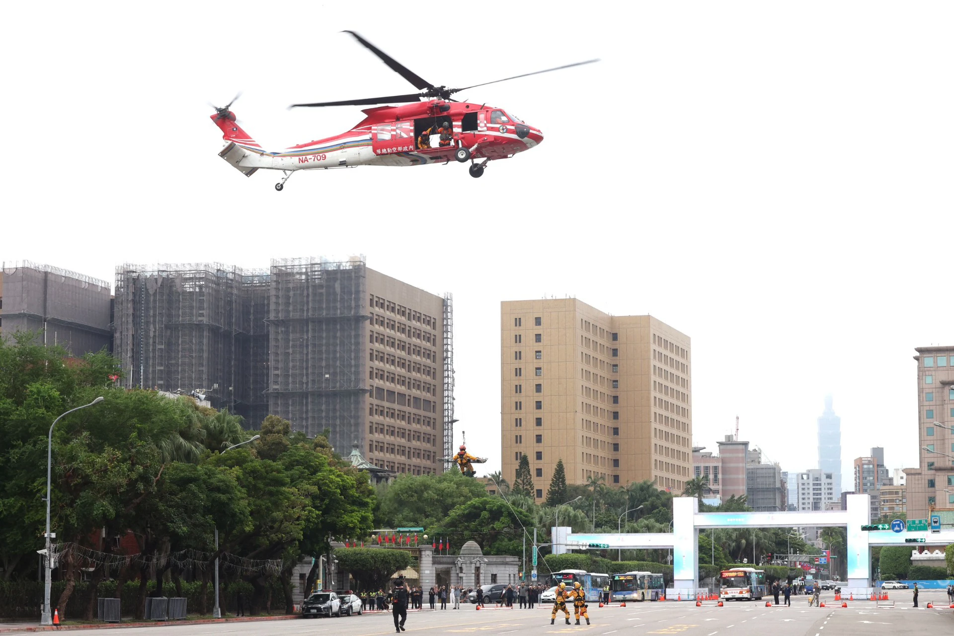 內政部空勤總隊也出動UH-60M黑鷹直升機，結合空地搜救演練。（王侑聖攝）