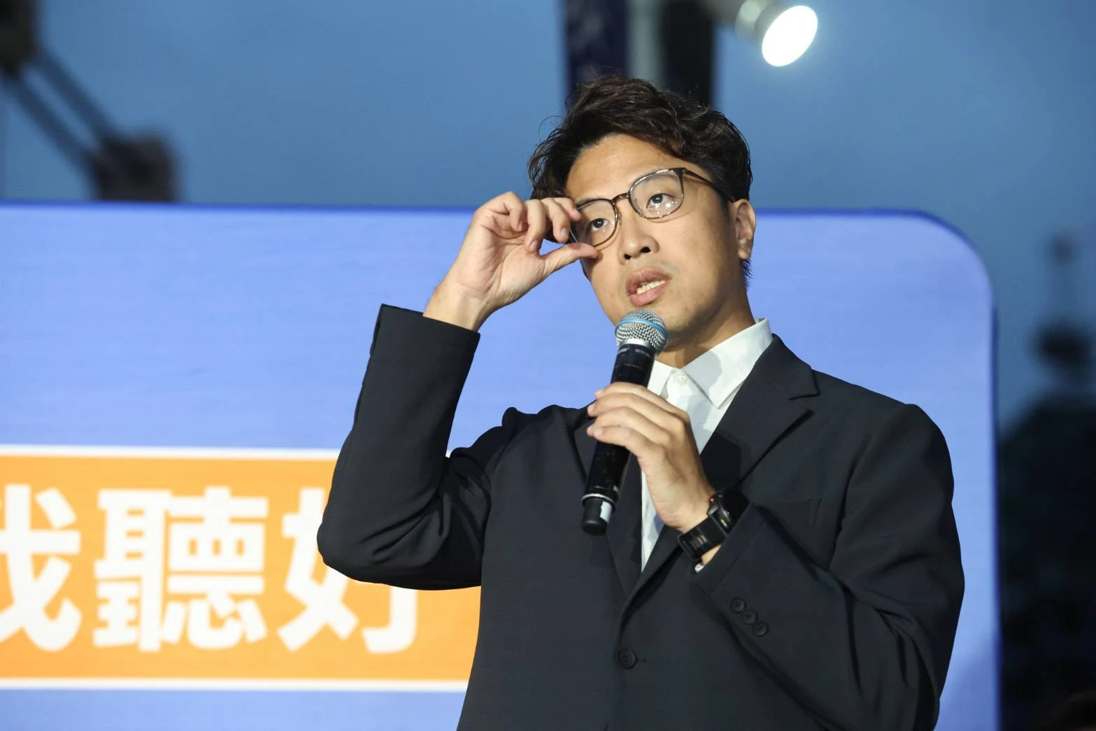 沈伯洋肥皂箱前進劍潭站　提案單半小時秒殺、300多名支持者圍觀