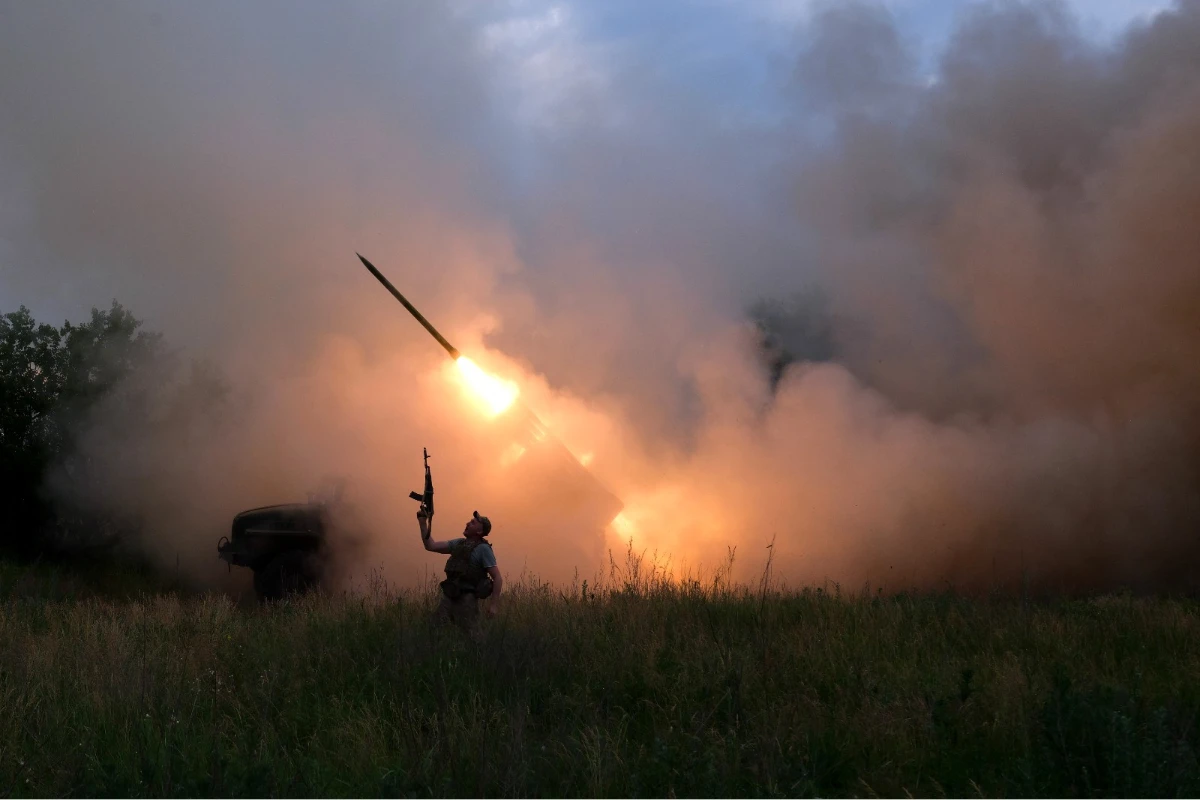2026年6月4日，烏克蘭東部頓內茨克州，烏軍發射BM-21「格勒」（Grad）多管火箭砲。（法新社）