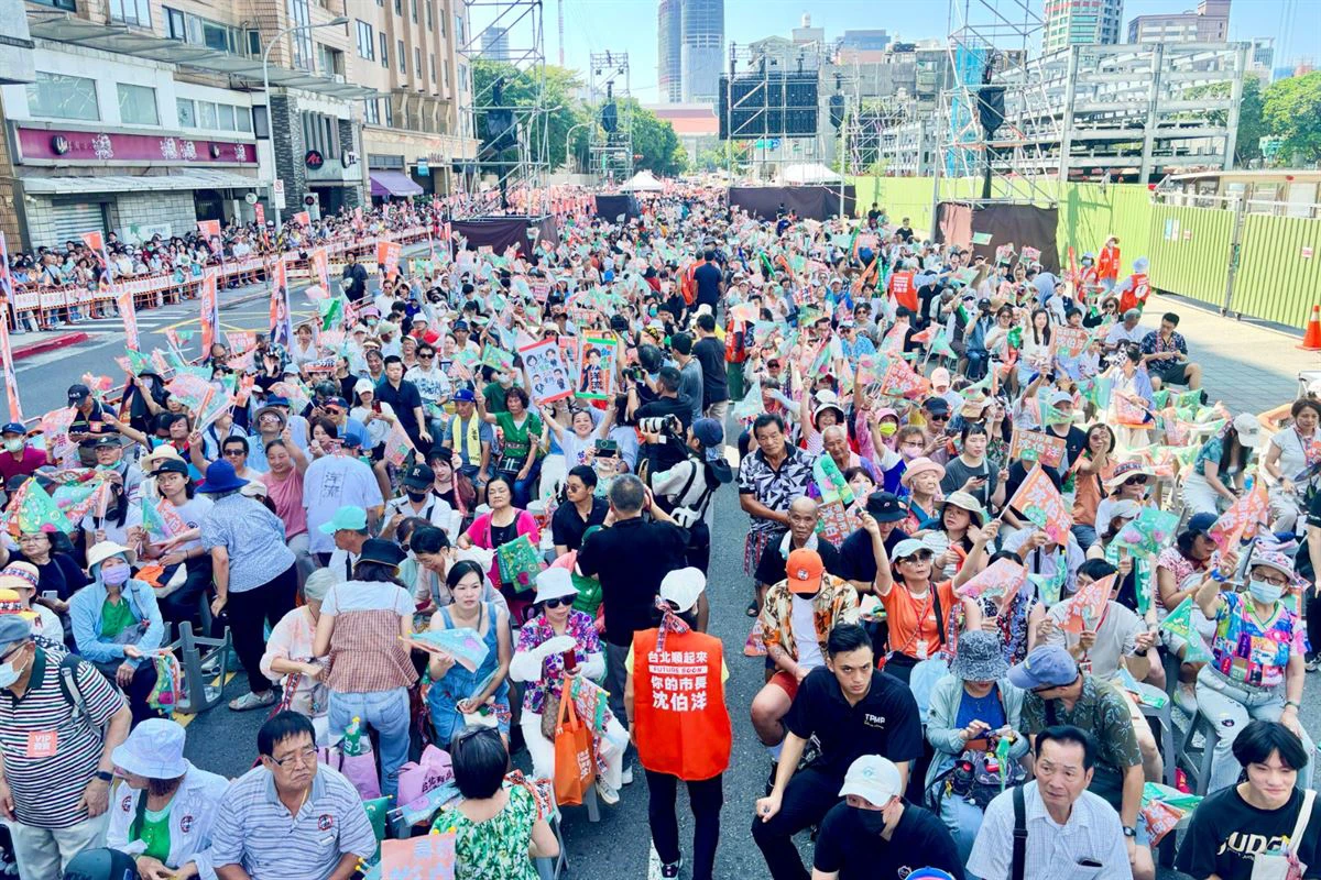 民進黨台北市長候選人沈伯洋週末舉行競選總部成立大會，主辦單位宣布有超過12萬人參與。（資料照片／王侑聖攝）