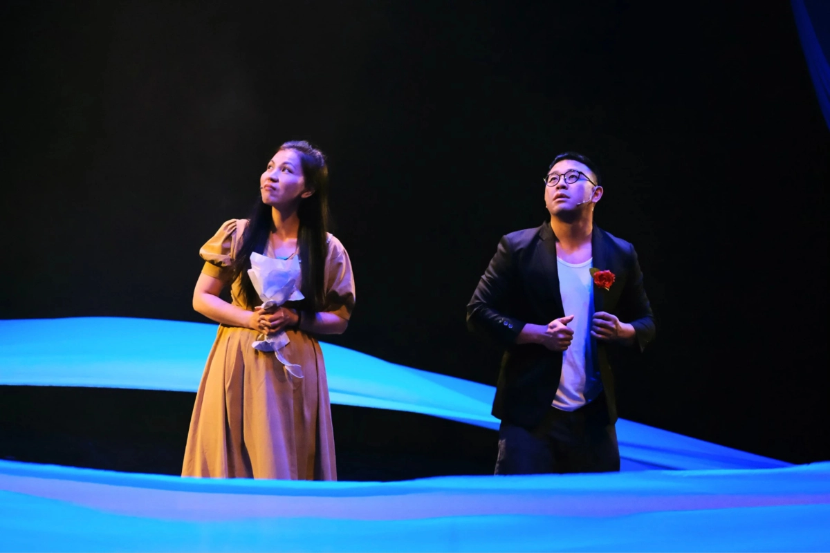 南洋姊妹劇團採用「民眾劇場」形式，舞台與街頭進行多語表演。（南洋姊妹劇團提供）