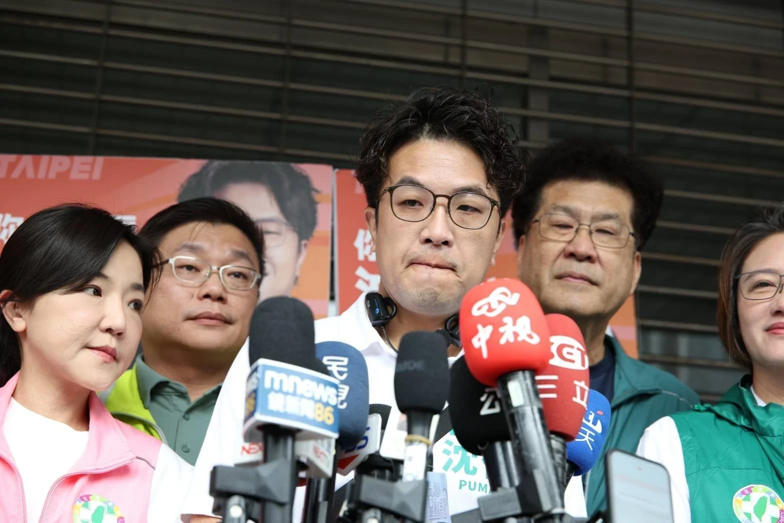 沈伯洋遭24小時跟監！妻女也被跟拍　香港勢力跨海下單36萬外包手法曝