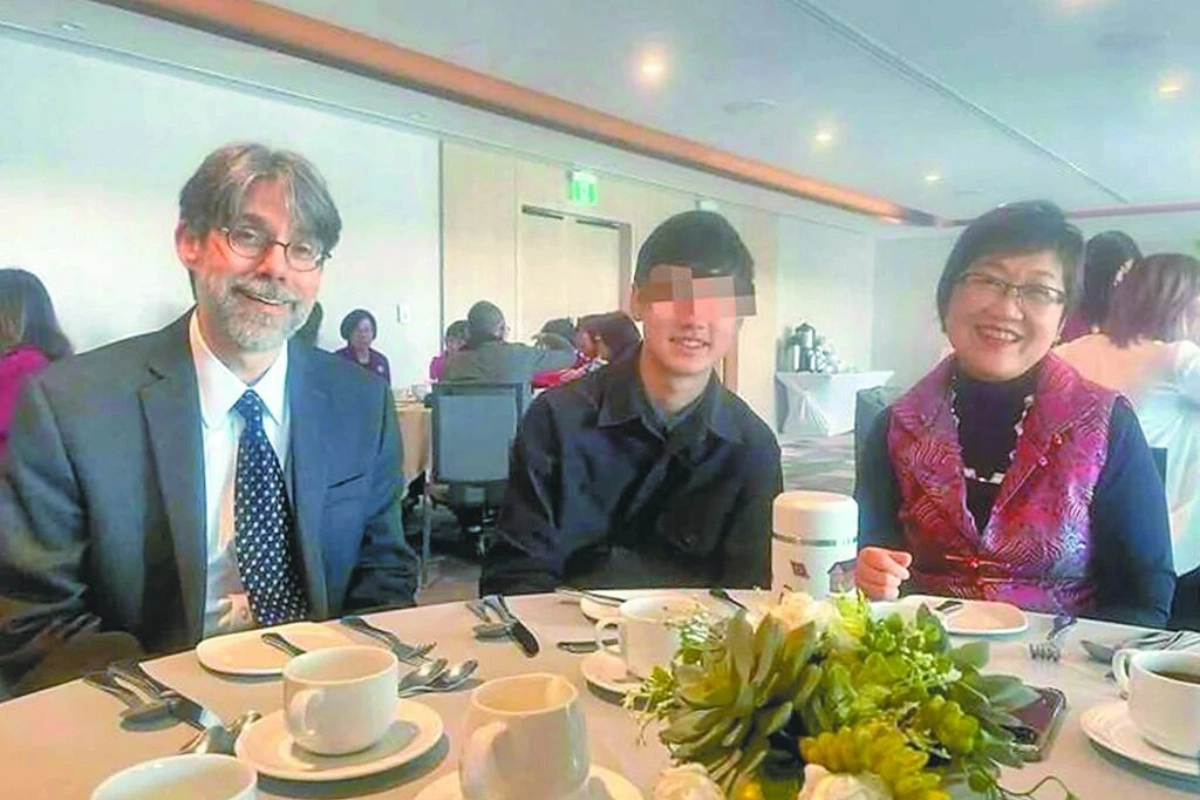 台灣民眾黨爆料有民眾檢舉，僑委會委員長徐佳青（右）民國113年4月出席北美洲台灣婦女會第36屆年會及僑會活動時，與夫婿及兒子一同出席並合影留念。（台灣民眾黨提供）