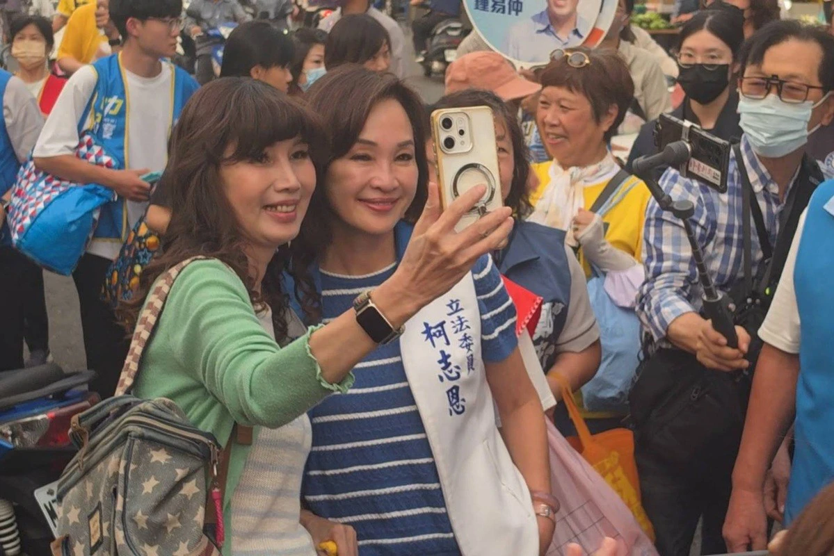 柯志恩掃街「志家」姊妹高喊凍蒜　市場員工向老闆請假搶合照