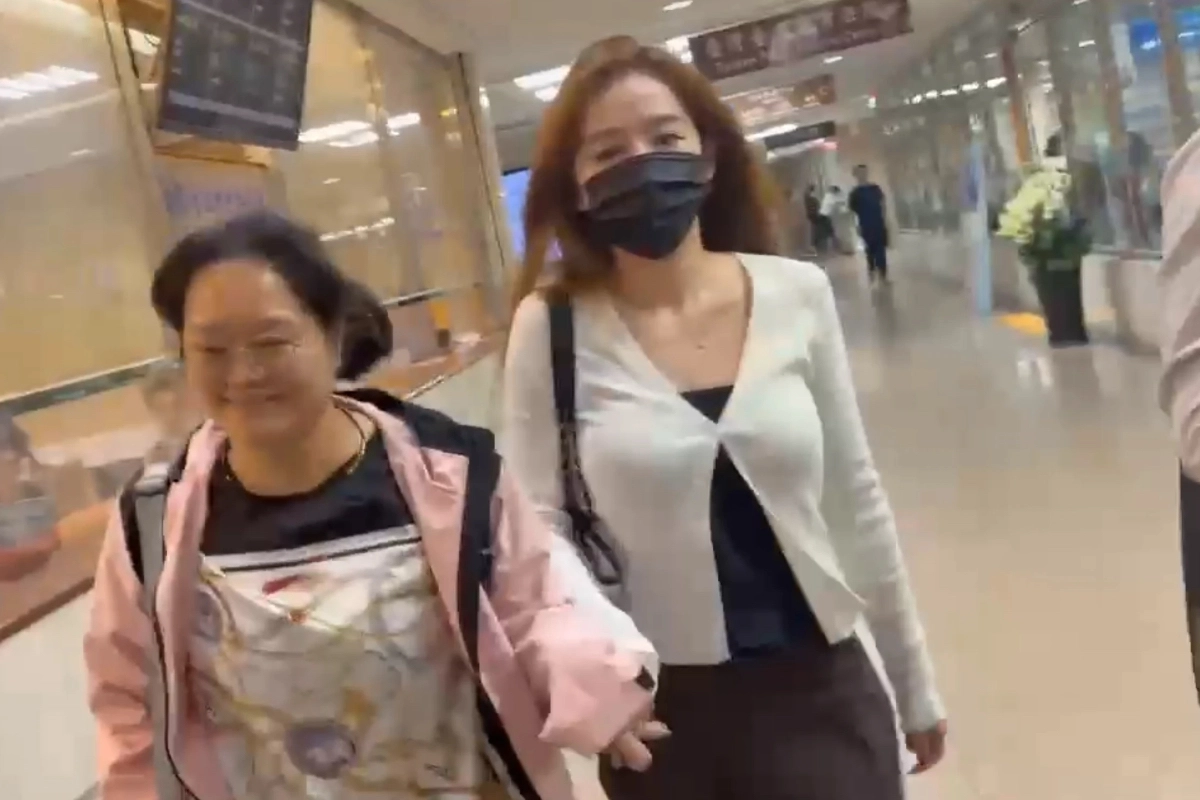 涉洩密案出庭不認罪　三顧美女法務長氣質出眾成嬌點