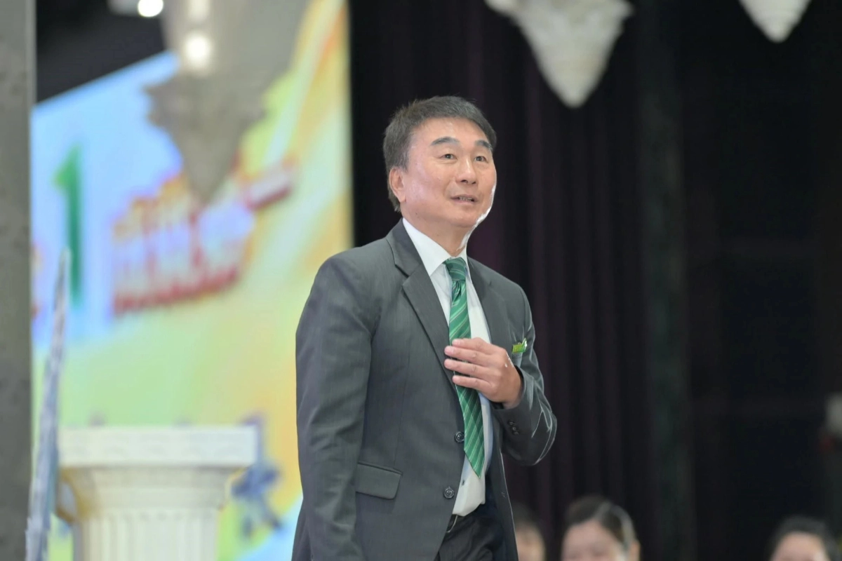 從警察轉職成為房仲，陳進南仍保有正義感與責任感，需要幫忙都樂於伸出援手。(永慶房產集團提供)