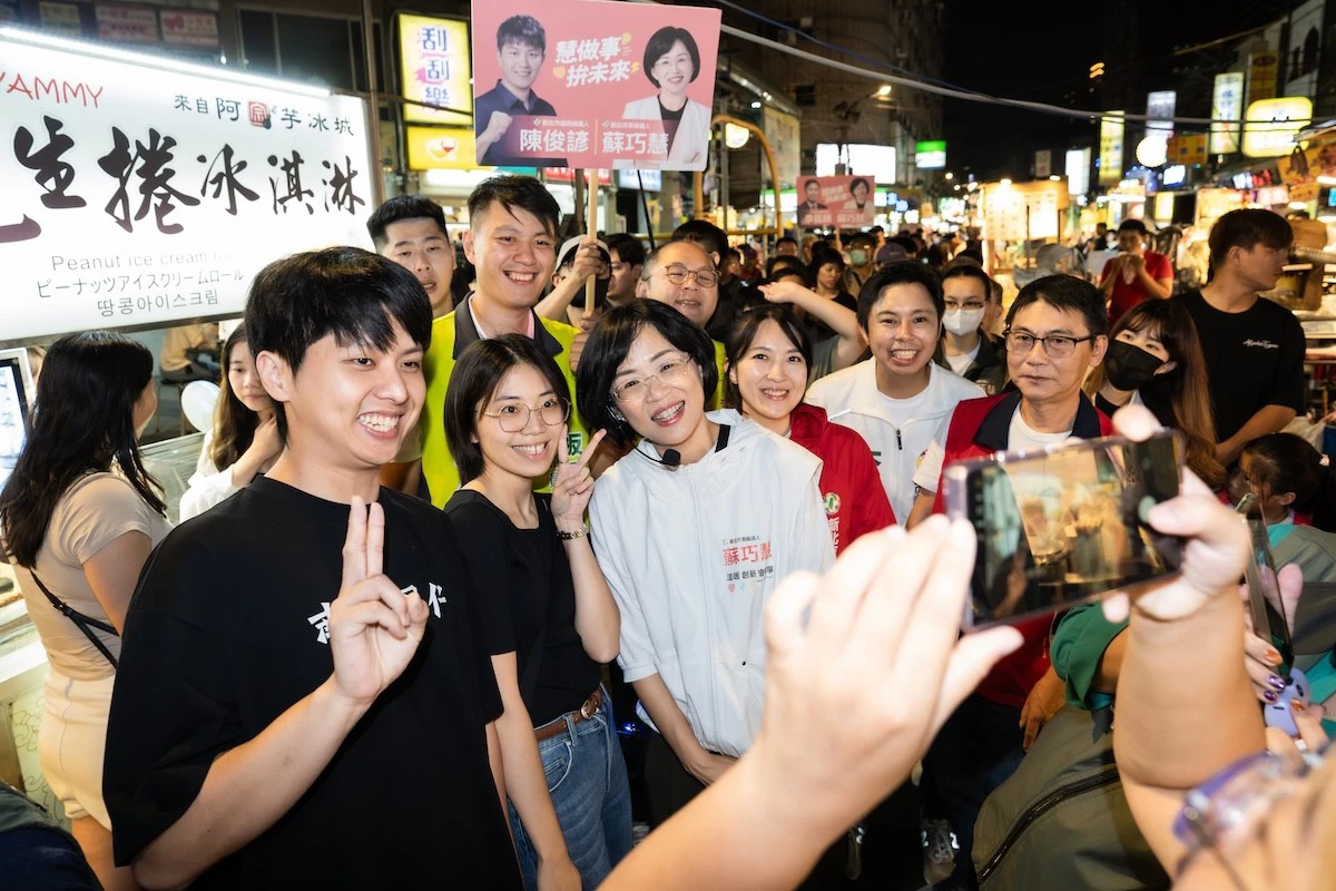 蘇巧慧掃板橋湳雅夜市人氣旺　民眾夾道歡迎搶合照