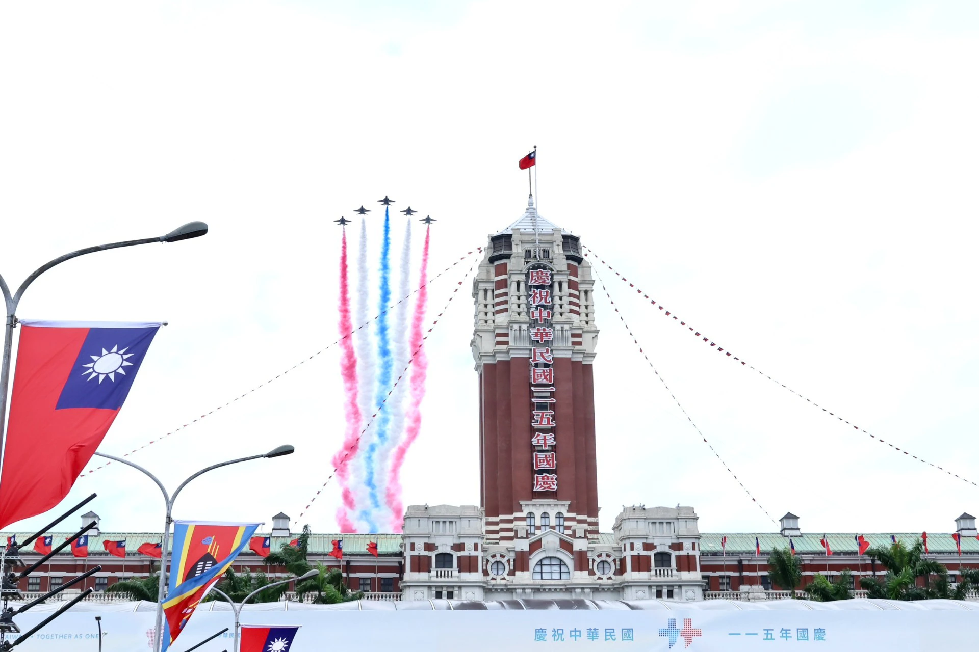 【國慶圖輯】直升機吊掛國旗揭序幕　憲兵重機表演超壯觀