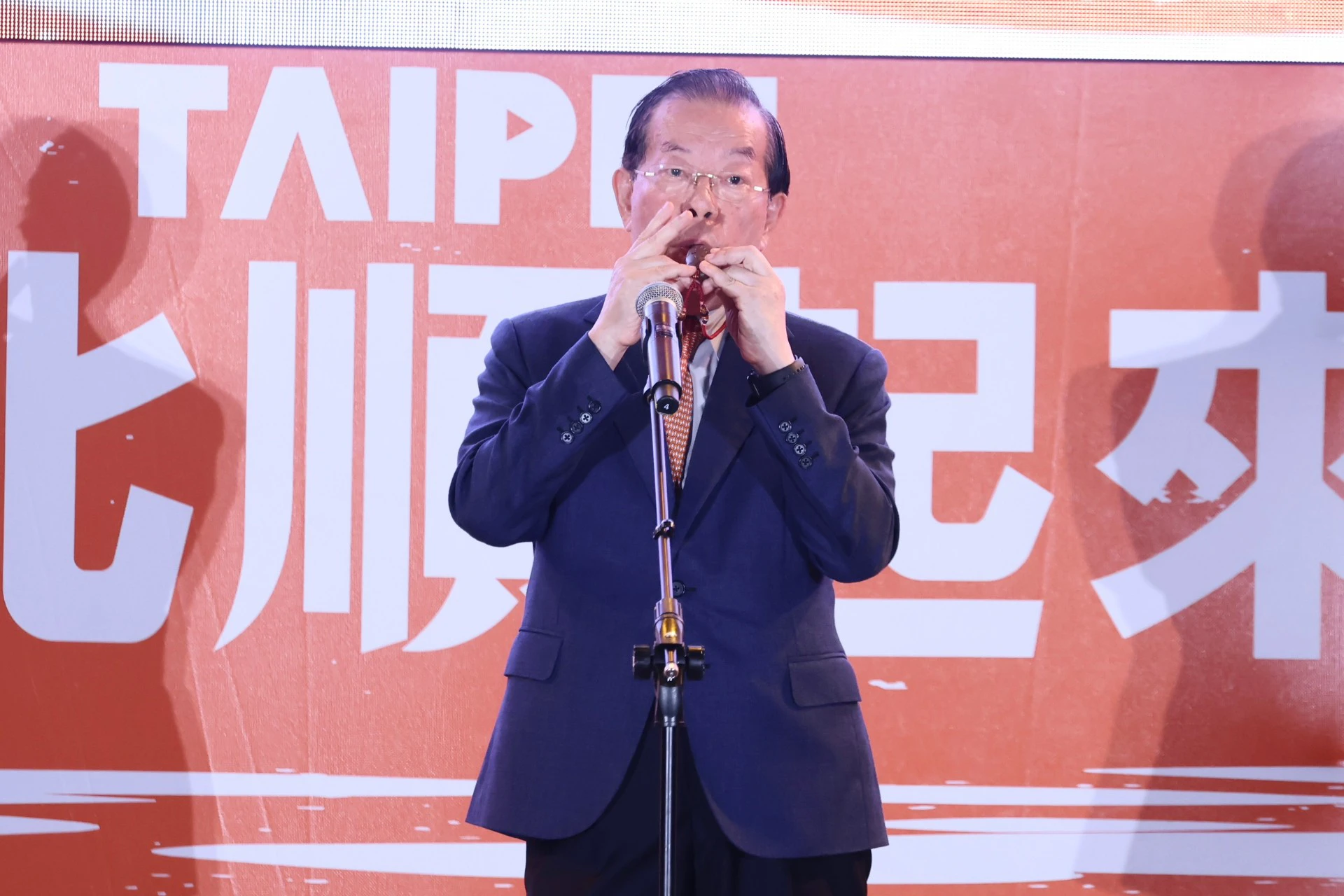 沈伯洋首場車掃湧破萬人　謝長廷直言「台北深藍是騙人的」