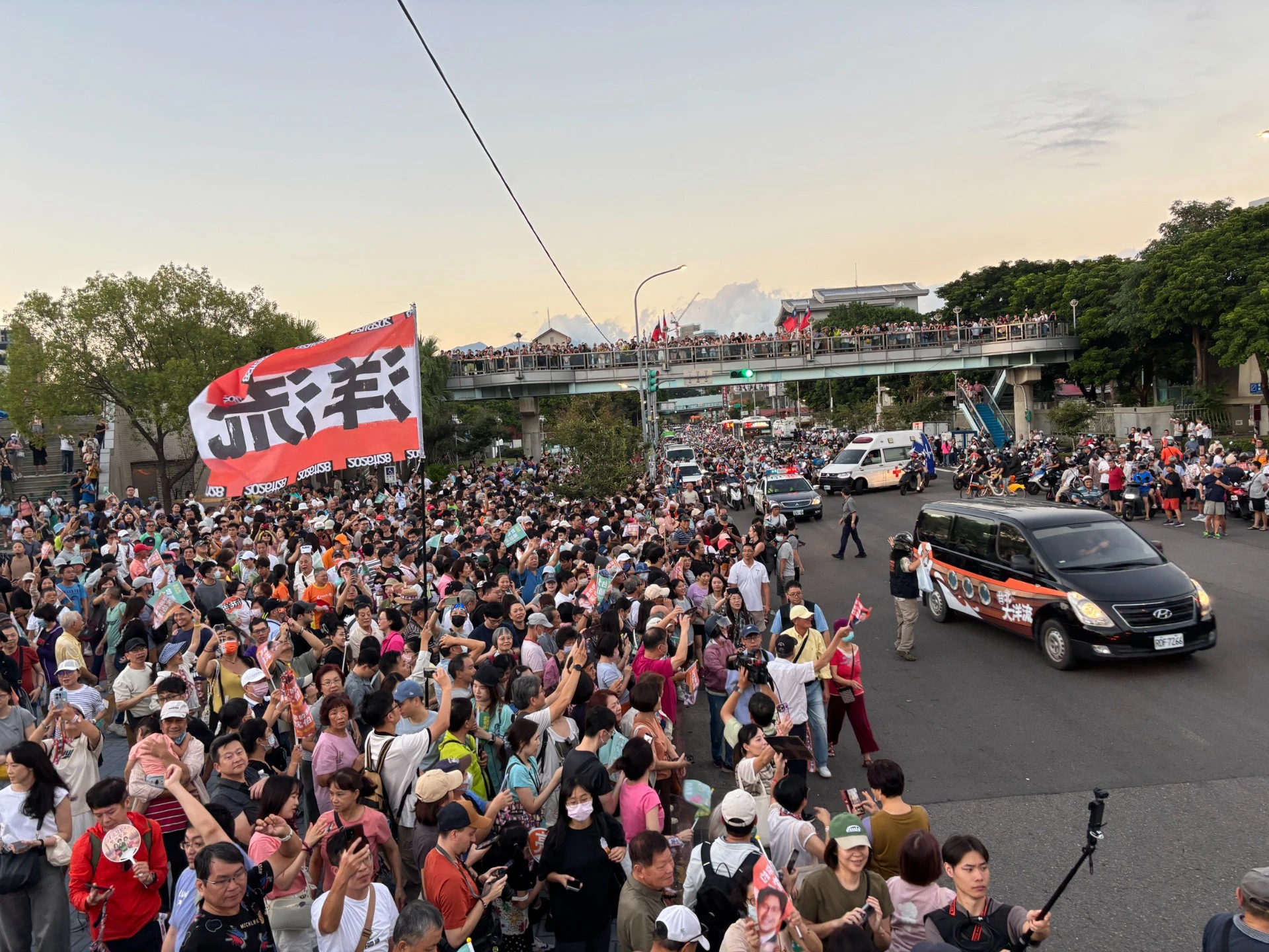 沈伯洋車掃人氣爆棚卻引塞車、鞭炮問題　團隊徹夜檢討