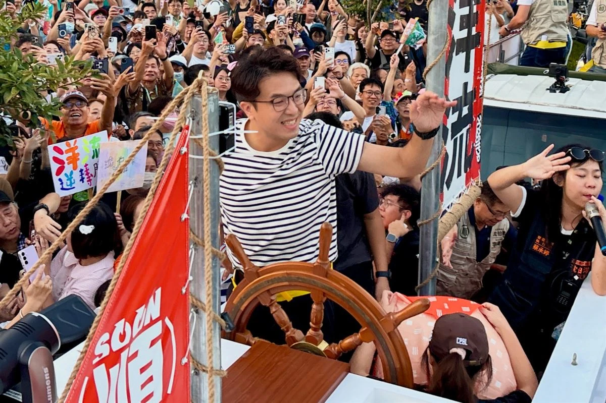 沈伯洋個性內向,這次特別調整心態,慢慢鍛鍊與選民打招呼。(資料照片/王侑聖攝)
