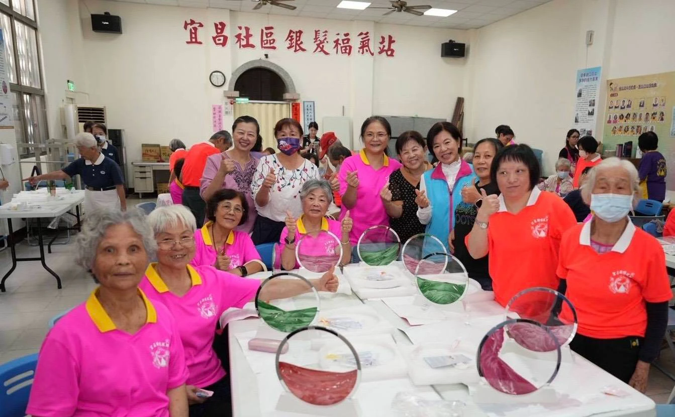 把長輩當家人疼惜　游淑貞重陽前夕福氣站送暖
