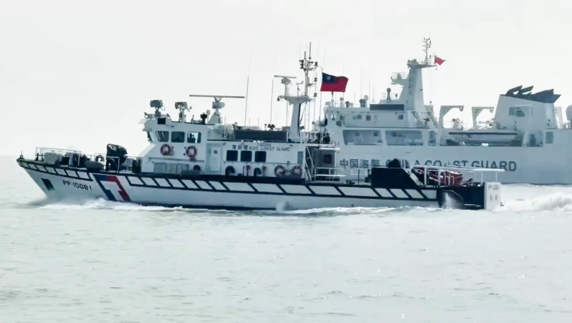 中國海警4船闖金門限制水域　海巡艇「一對一」併航監控強勢驅離