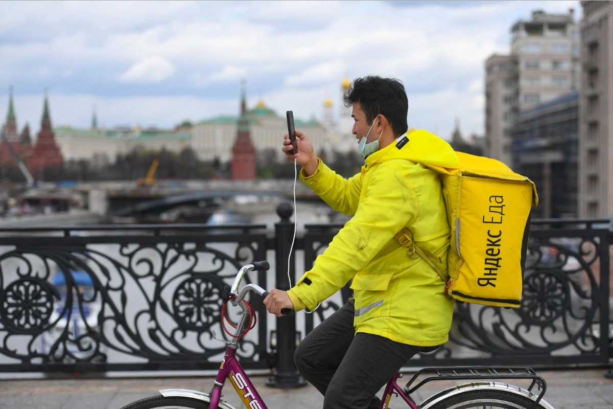 2021年4月29日，俄羅斯莫斯科一名Yandex Eats外送員。(法新社)