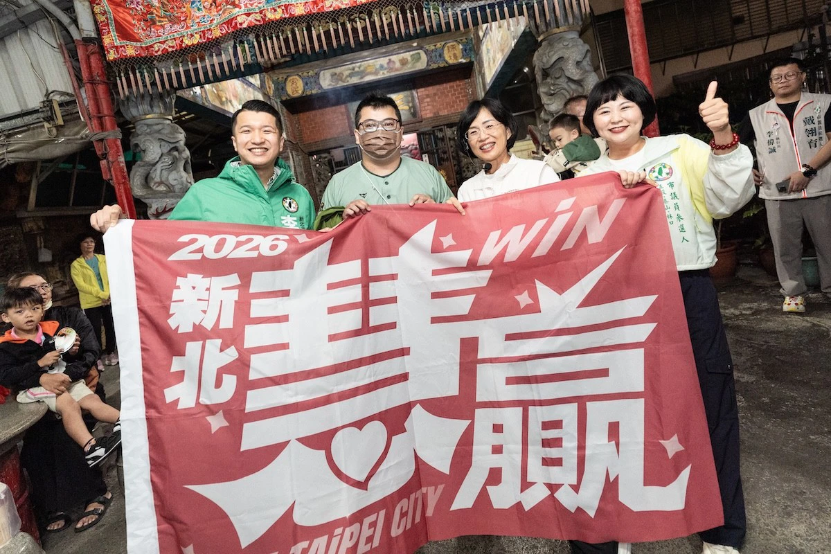 蘇巧慧林口夜市掃街人氣旺　民眾自製「慧贏」大旗相挺