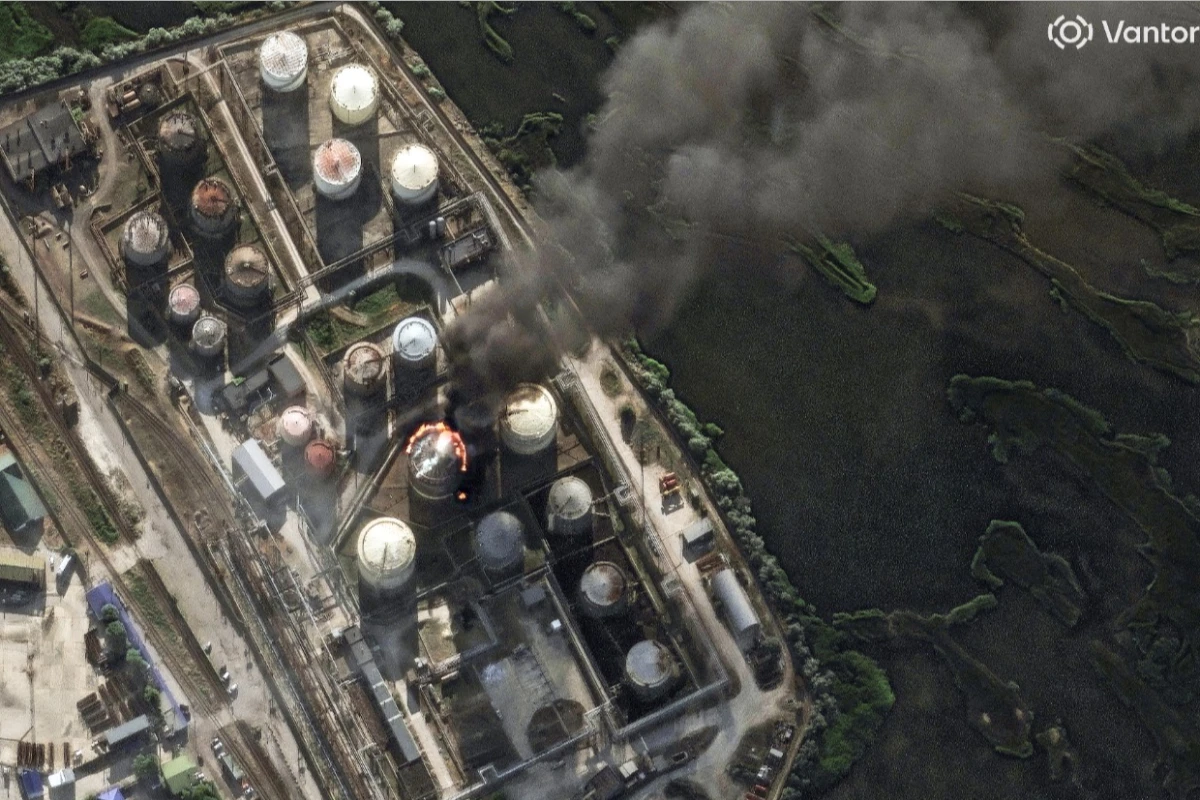 2026年6月20日，美國衛星影像公司Vantor拍攝，俄羅斯克拉斯諾達爾州（Krasnodar）高加索港（Kavkaz Port）儲油槽起火。（法新社）