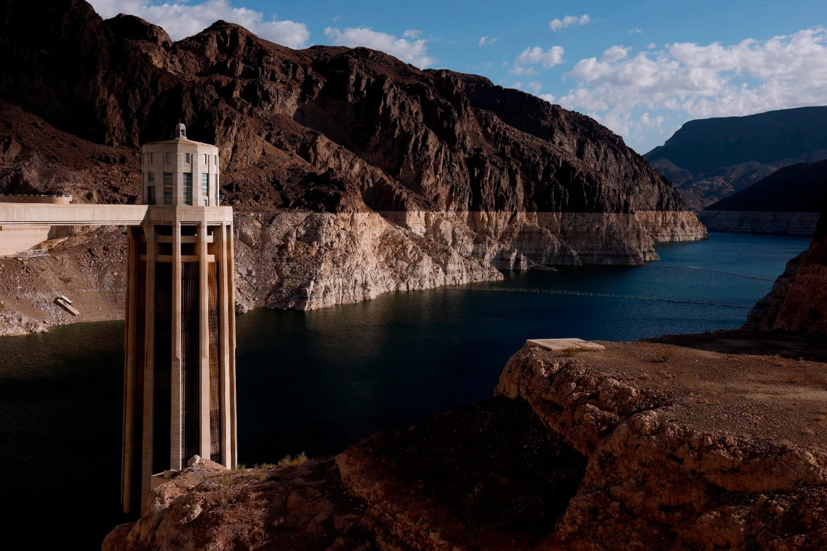 2026年9月1日，美國亞利桑那州米德湖的胡佛大壩（Hoover Dam ）附近，可以看見水位明顯下降後露出的色差。（法新社）