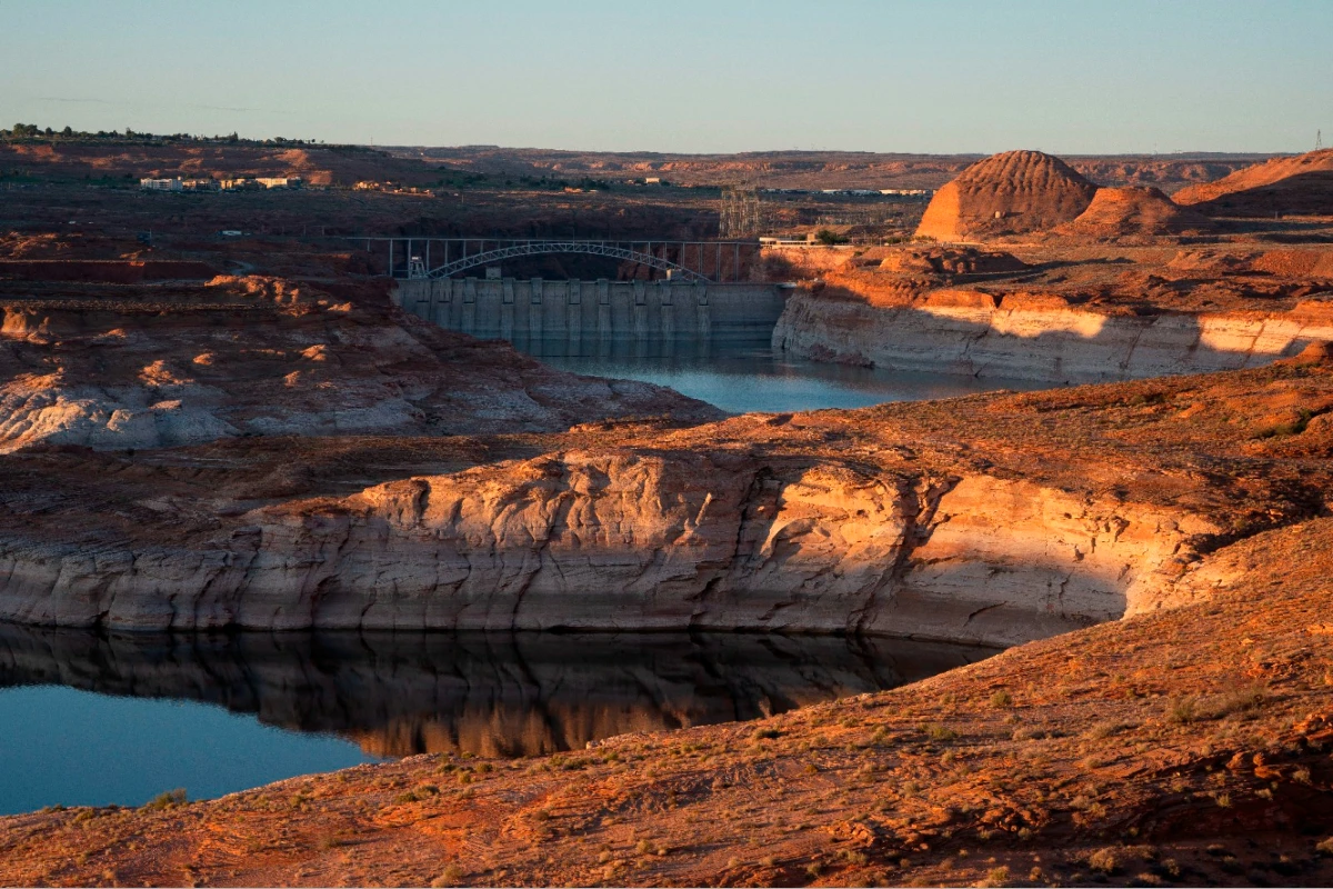 2025年7月10日，美國格倫峽谷（Glen Canyon）的鮑威爾湖。鮑威爾湖是科羅拉多河的重要水庫，攝影當時蓄水量僅為總容量的三分之一。（法新社）