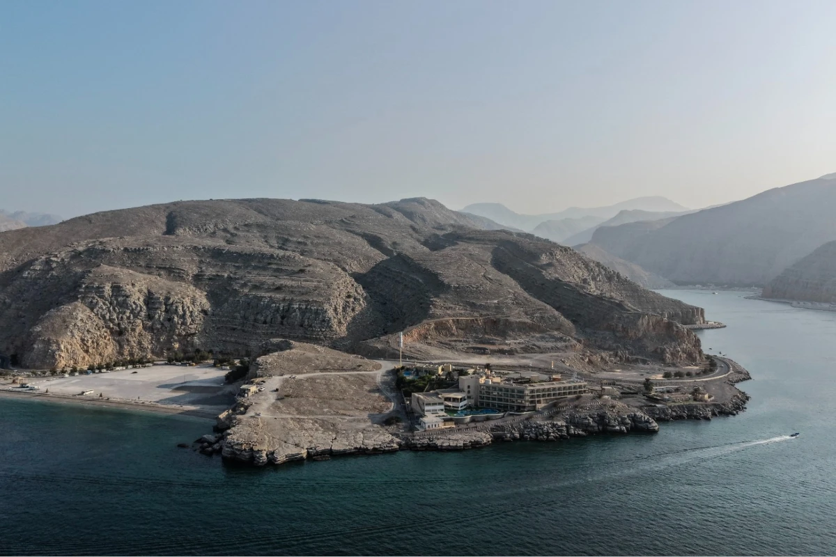 2026年10月2日，阿曼哈薩卜海岸（coast of Khasab）靠近荷莫茲海峽一帶。（法新社）