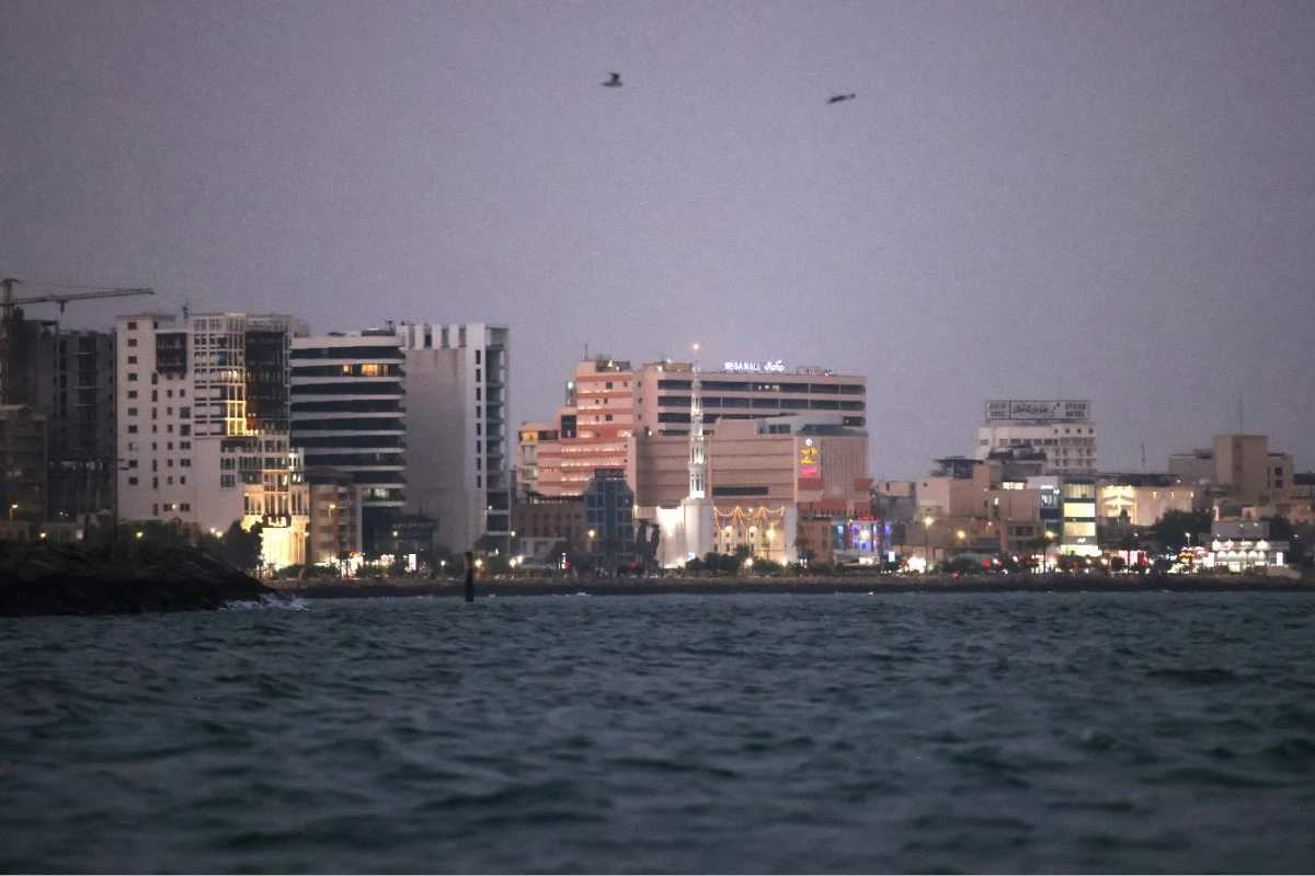 2026年9月5日，伊朗南部港都阿巴斯港（Bandar Abbas）在荷莫茲海峽的海岸線全景。（法新社）