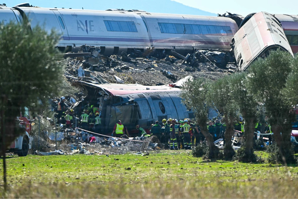 2026年10月28日,西班牙托雷多省,一列Renfe AVE高速列車追撞一列Iryo列車。(法新社)