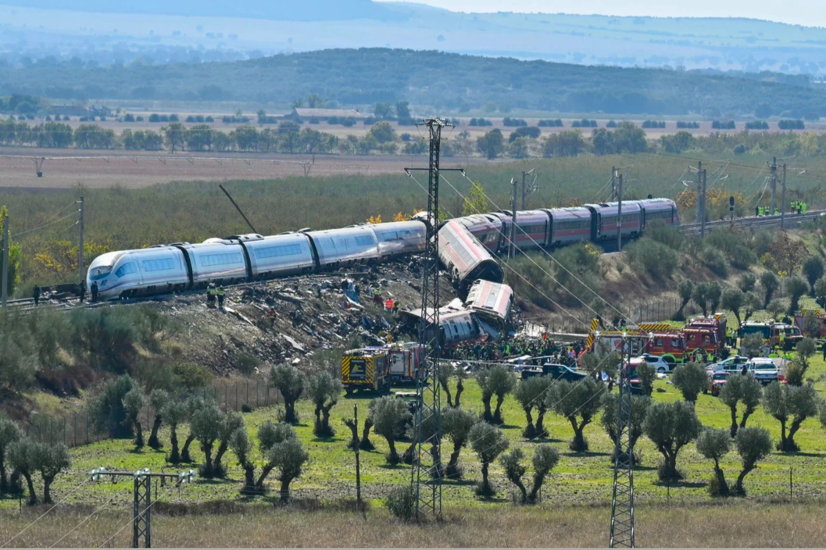 2026年10月28日,西班牙托雷多省,一列Renfe AVE高速列車追撞一列Iryo列車。(法新社)