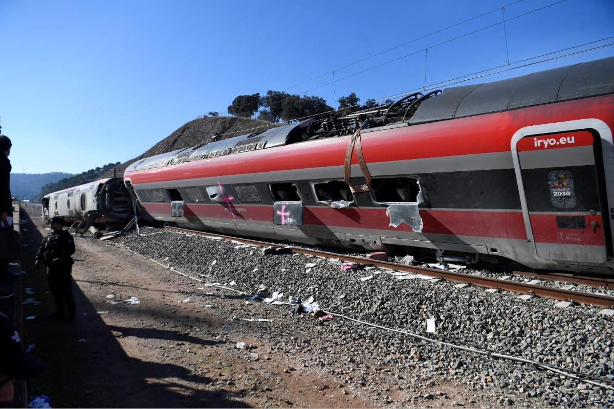 2026年1月18日晚間,西班牙南部哥多華省阿達穆斯一列Iryo北上列車與Renfe南下列車對撞。照片攝於1月20日。(法新社)