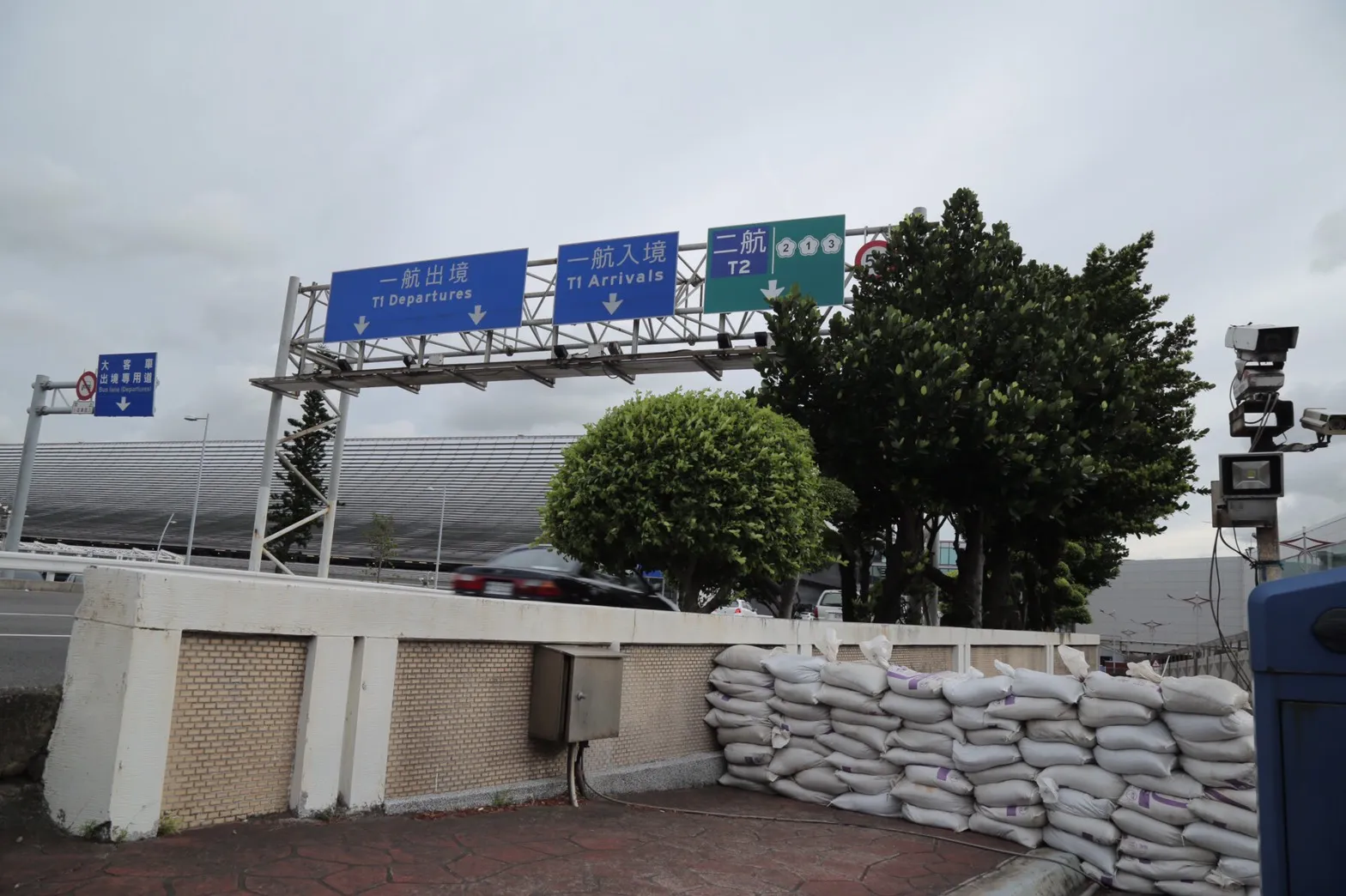 桃機堆沙包防颱　賀陳旦：短期不得不做法