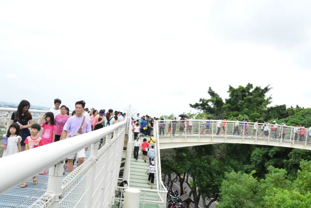 全台最長天空步道啟用　首日人潮爆滿