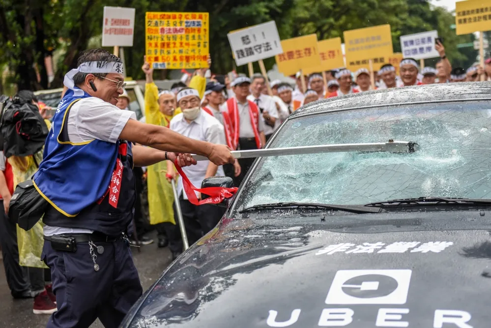 百輛計程車聚凱道　抗議政府放任非法Uber