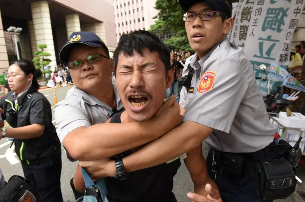 全代會登場　場外民團抗議爆衝突