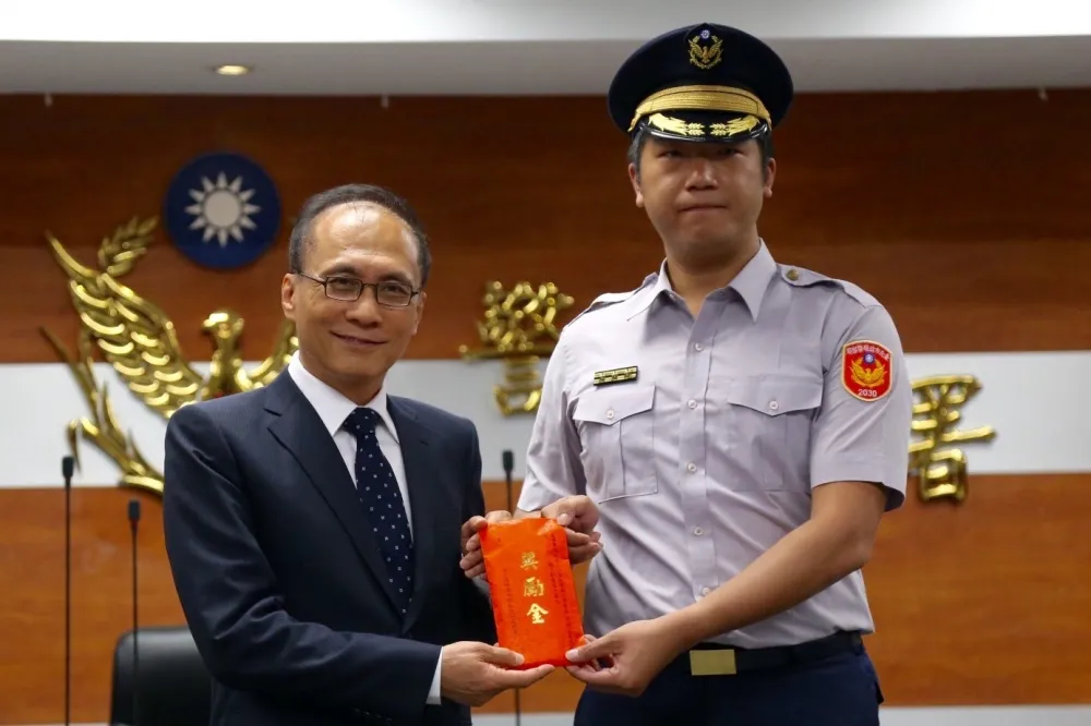 鷹眼警員認盜領案主嫌　林揆：感到驕傲