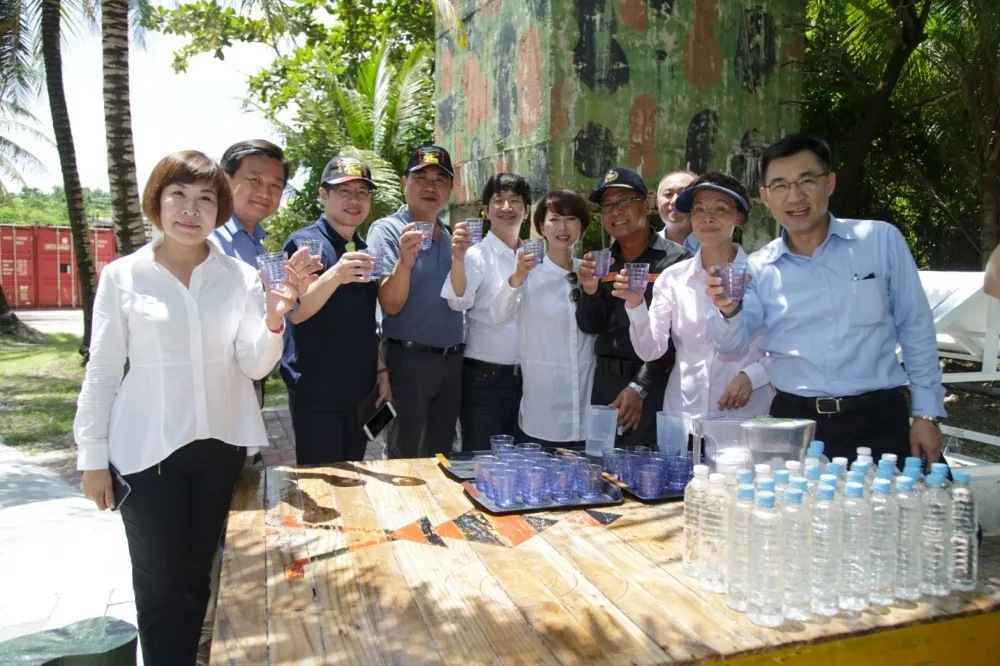 登太平島宣示主權　共飲太平水