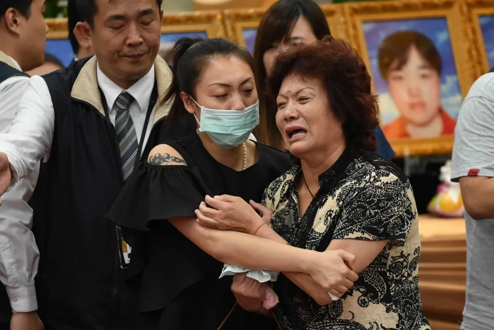 【更新】陸客團罹難者家屬　撫遺照泣不成聲