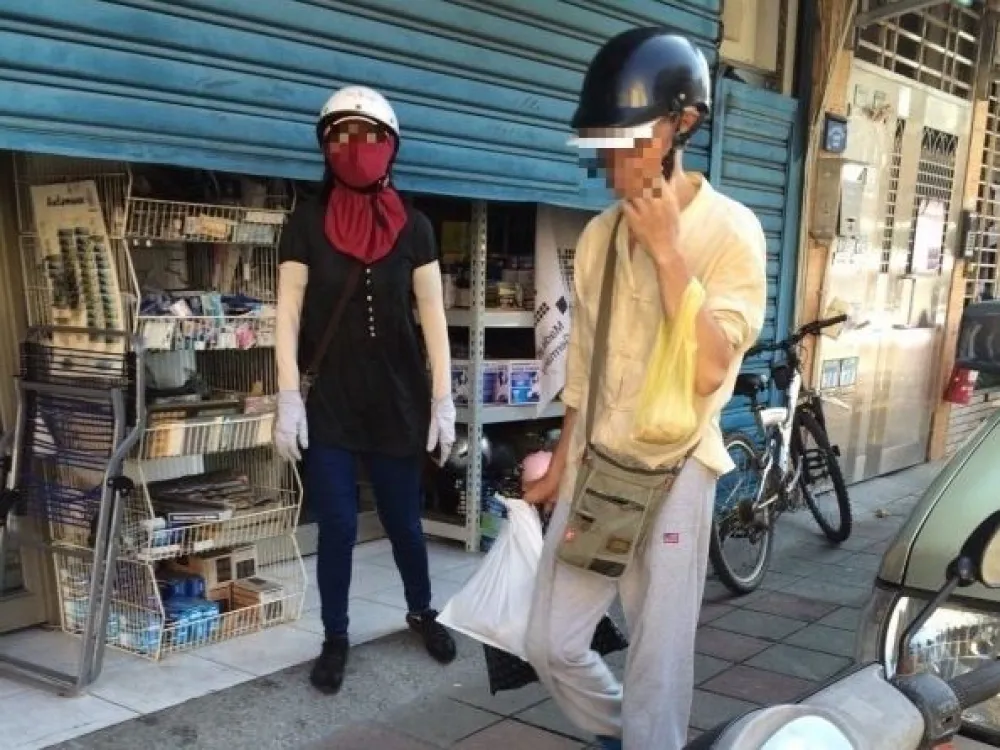 【更新】柯男手拿贓款畫面曝光　22日下午到警局做筆錄