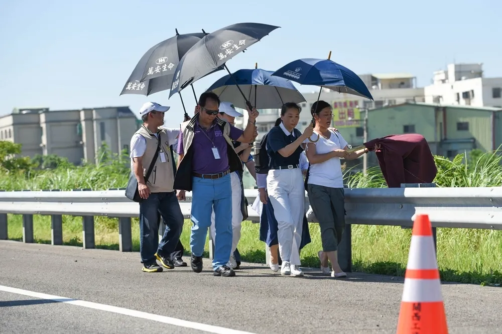 火燒車家屬事故現場招魂　呼喊「回家了」哭斷腸