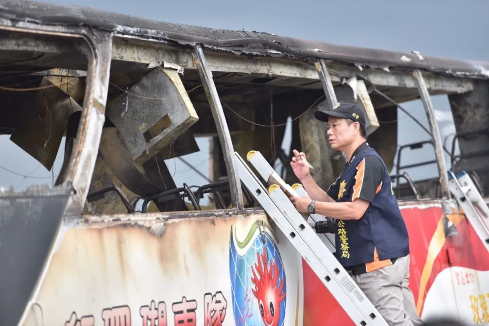  資深導遊揭露遊覽車不能說的秘密　安全門全都裝暗鎖