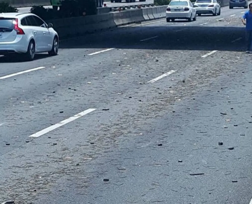 國道驚魂！　「路上全是鐵釘」3車遭殃