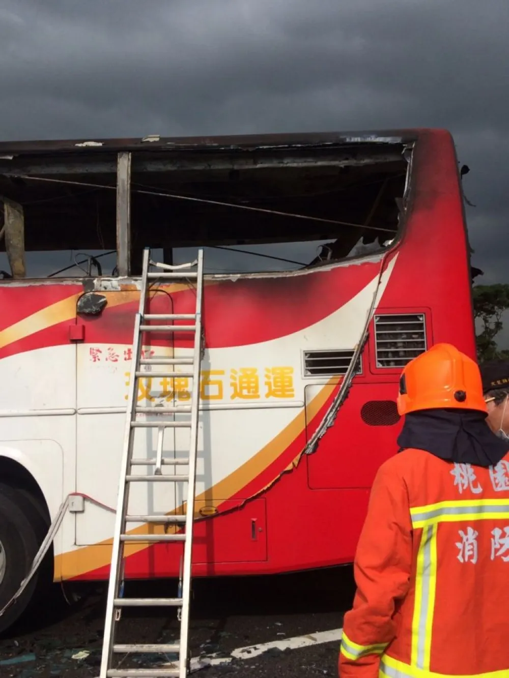 國道火燒車示警　交部大規模路檢遊覽車