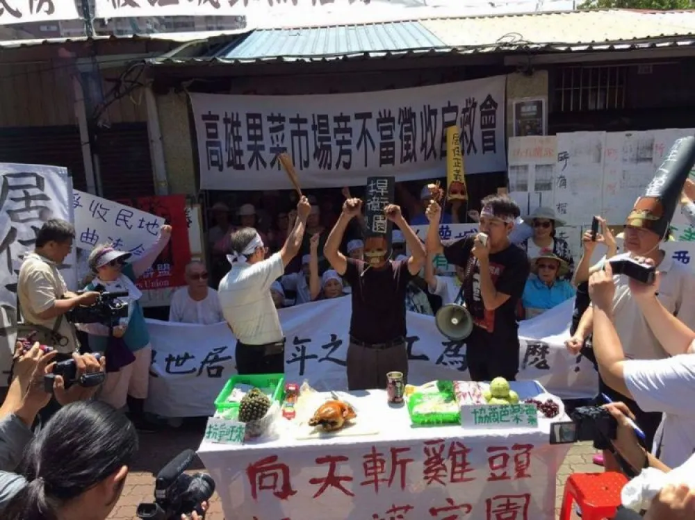「150萬元要到哪裡去買房子住」　徵收戶斬雞頭抗議　