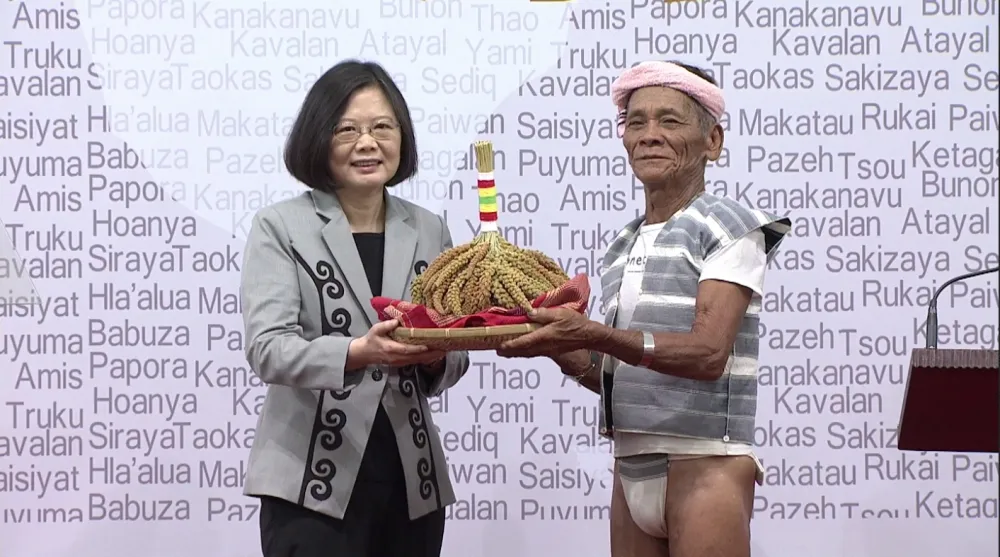 小英道歉服吸睛　府方：出自排灣設計師