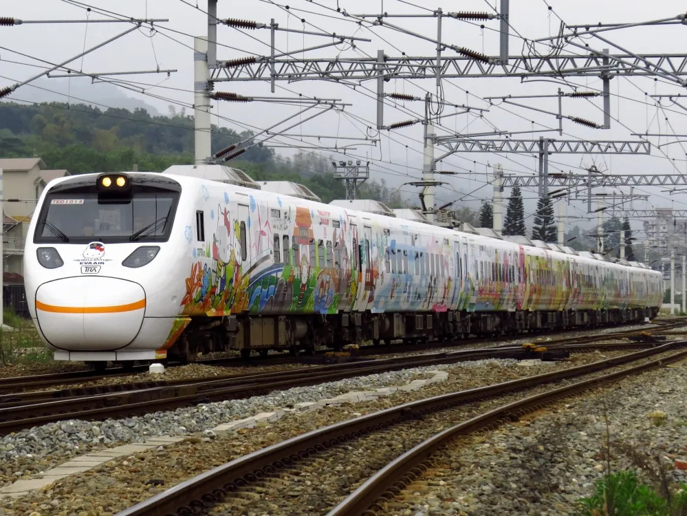 Hello Kitty彩繪列車父親節開跑　與家人來趟「森」度之旅