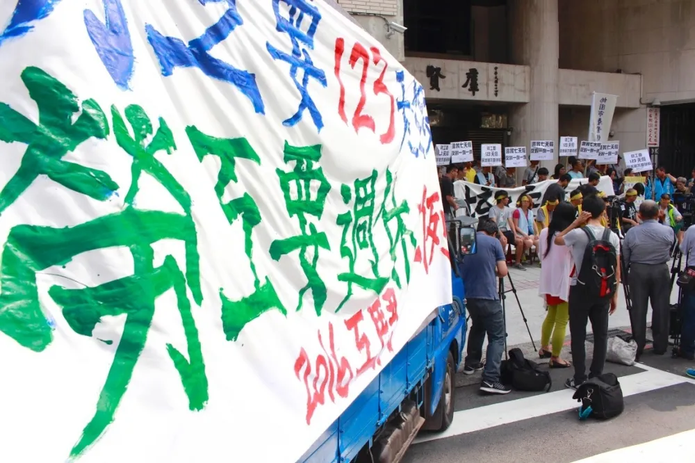 社評：誰說記者出國採訪不能七休一日