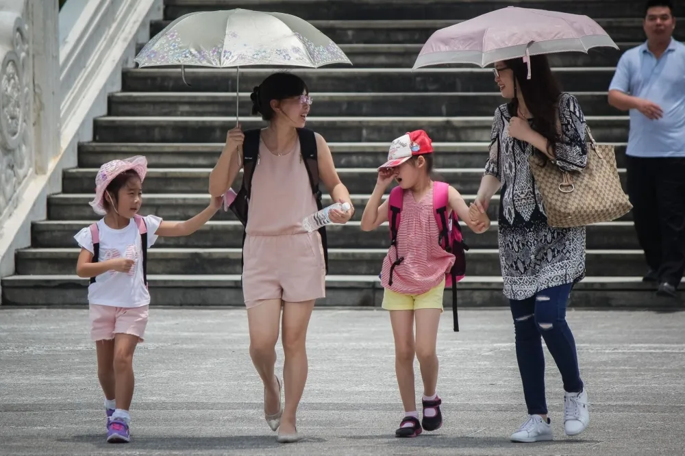 防午後雷雨  出門別忘帶雨具
