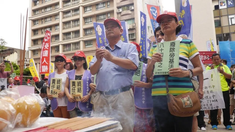 勞團弔念過勞死好兄弟　籲廢責任制條款　