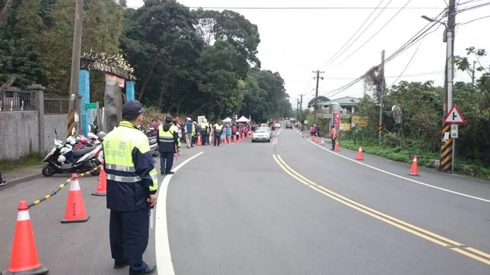 【獨家】警察佯裝路人維安　林全親民出巡耗警力