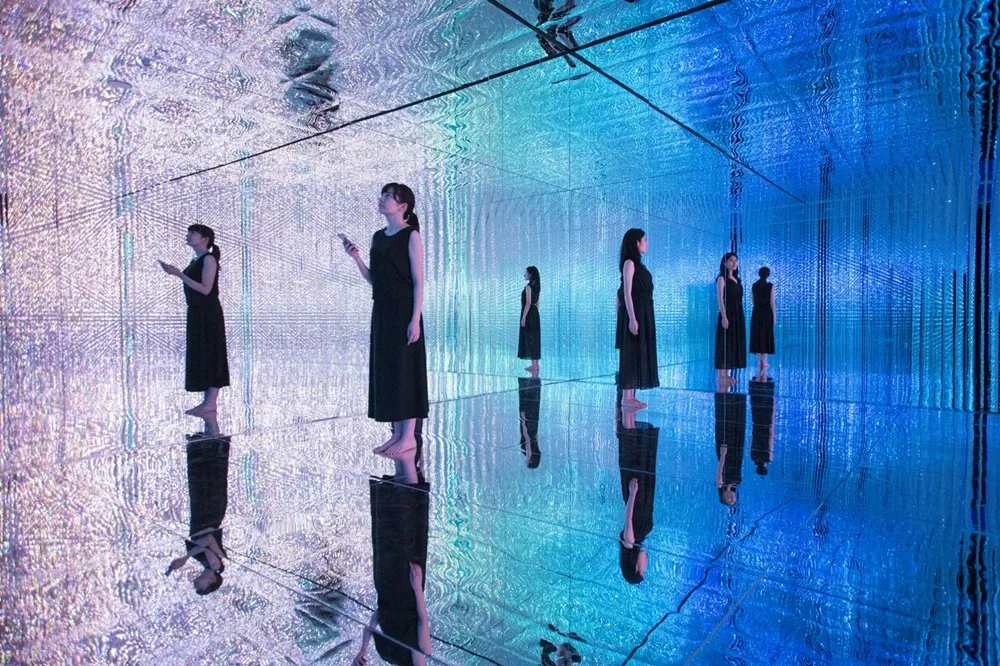 親自體驗水晶宇宙　東京teamLab科技藝術展
