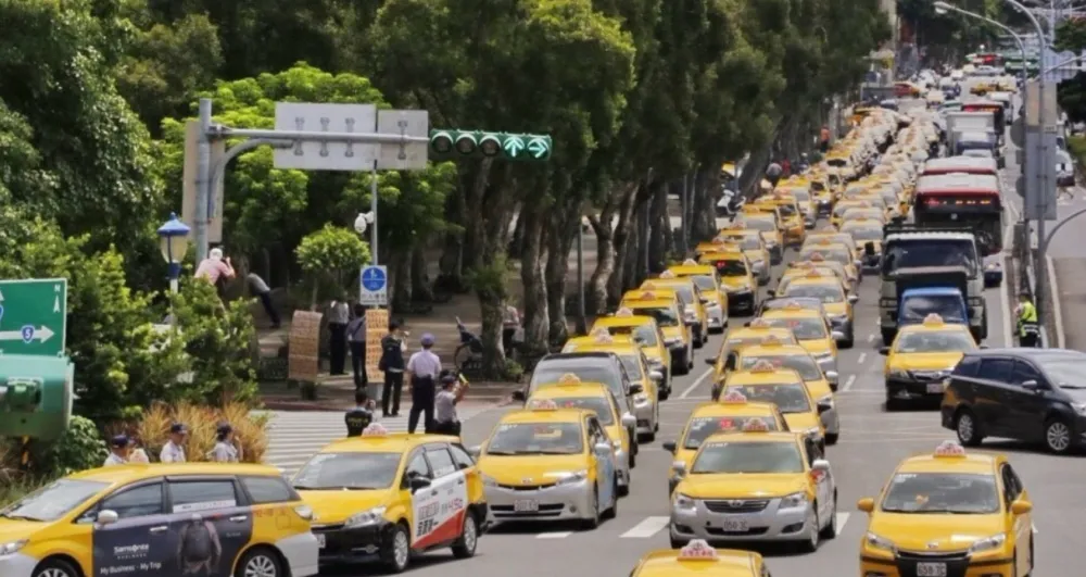 百輛計程車「路過」行政院　交通部：8月底開會討論Uber